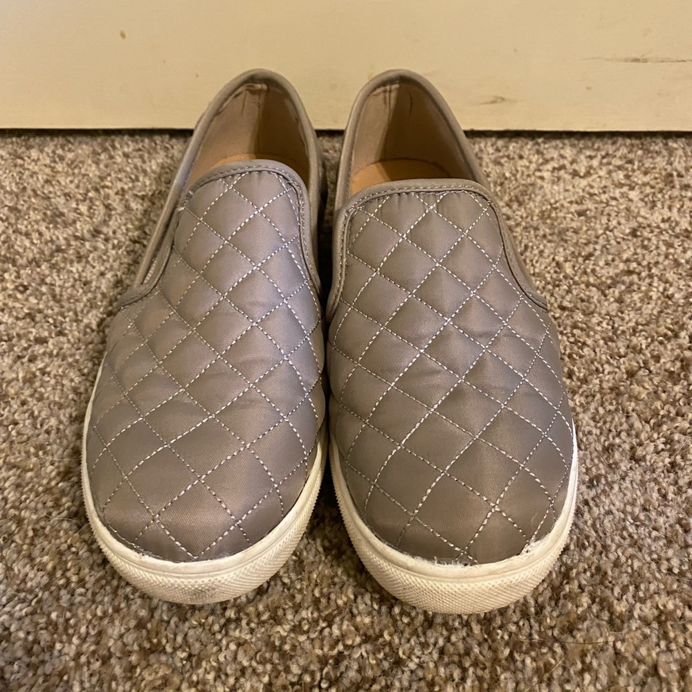 Cushionaire Tan Quilted Sneaker